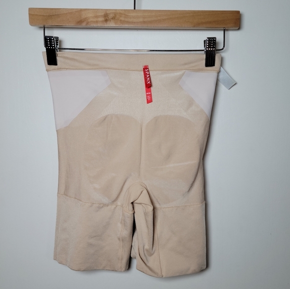 SPANX OnCore Mid-Thigh Shaping Shorts Size Medium - Picture 5 of 8